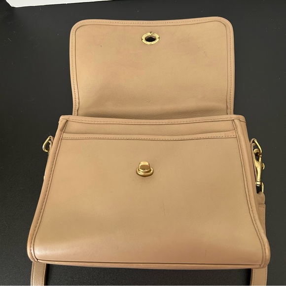 Vintage Coach Court Crossbody in Tan Leather - Picture 10 of 14